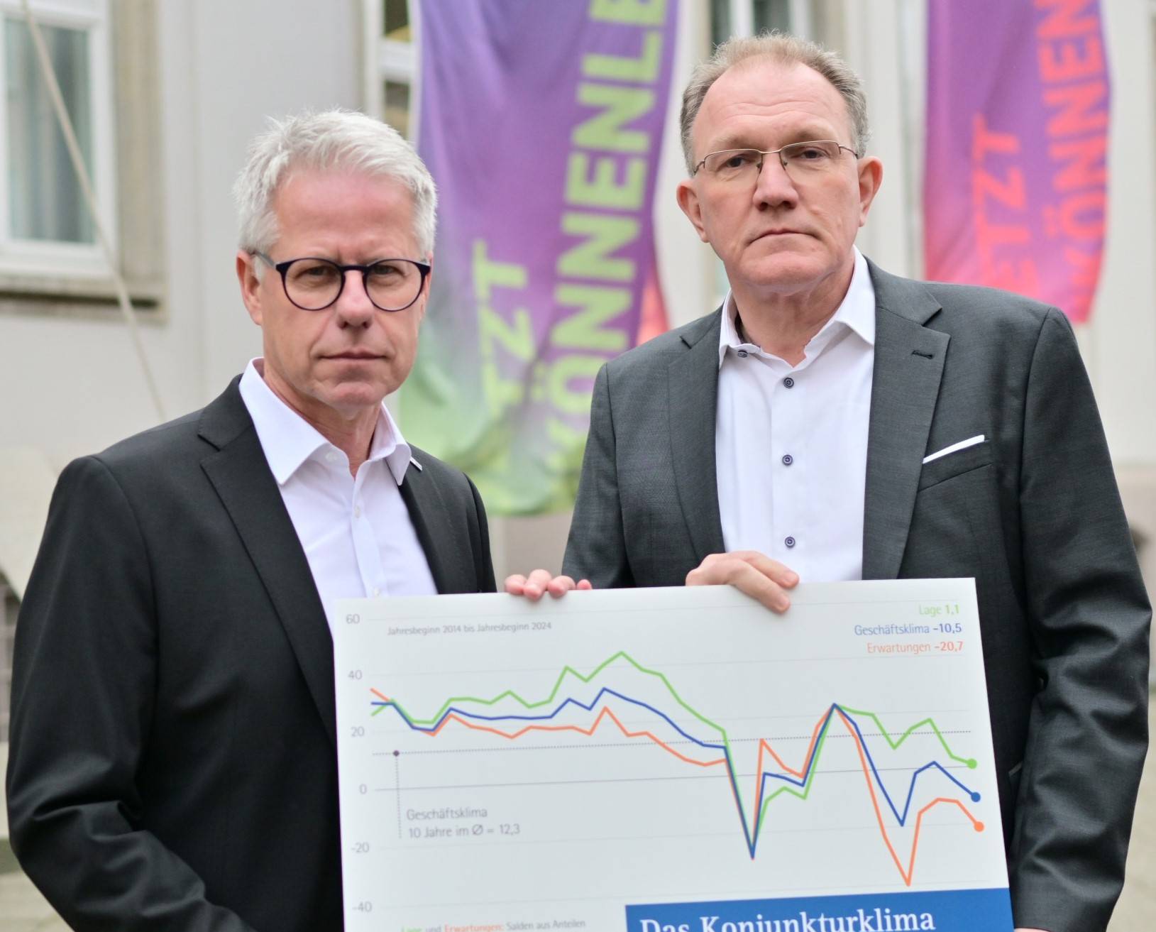  Sie stellten die Ergebnisse der aktuellen Konjunkturumfrage vor: Jürgen Steinmetz (links), Hauptgeschäftsführer der IHK Mittlerer Niederrhein, und Gregor Berghausen, Hauptgeschäftsführer der IHK Düsseldorf. 