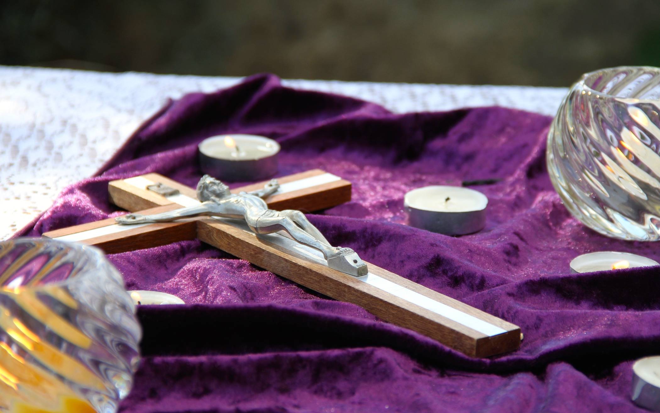 Kreuze (vor allem geweihte) gehören nicht auf den  Müll, sagt Noithausenes Pfarrgemeinderat.  